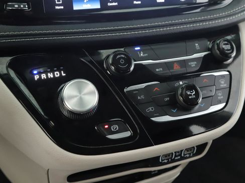 Used 2022 Chrysler Pacifica Touring-L image 13