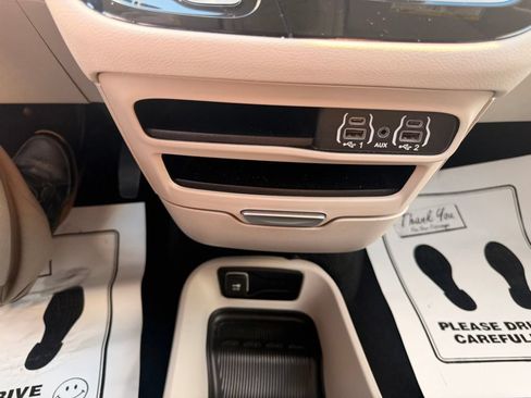 Used 2023 Chrysler Pacifica Touring-L FWD image 24