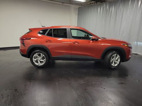 Used 2024 Chevrolet Trax LS w/ LS Convenience Package FWD image 9