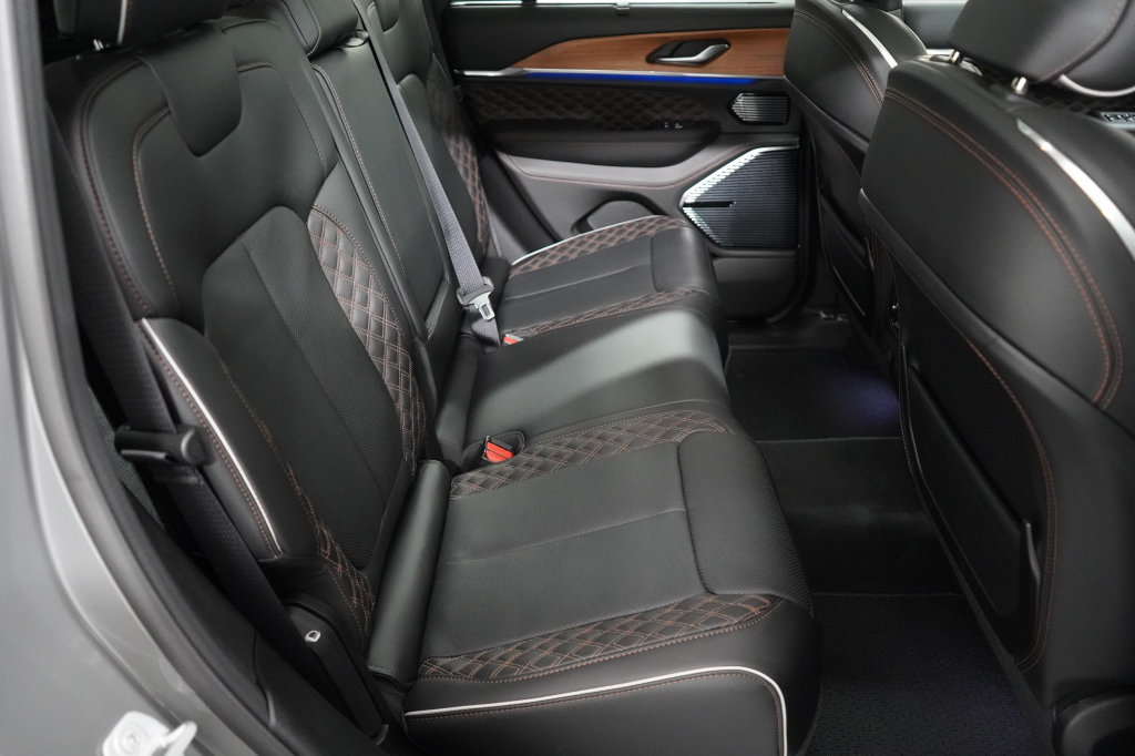 Used 2024 Chrysler Pacifica Limited w/ Uconnect Theater Family Group FWD image 18
