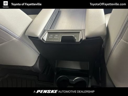 Used 2026 Toyota Sienna XLE FWD image 15