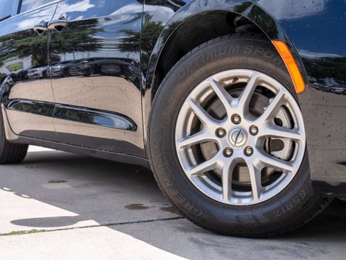 Used 2024 Chrysler Pacifica Touring-L FWD image 3