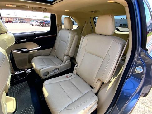 Used 2017 Toyota Highlander Limited Platinum w/ Carpet Mat Package image 21