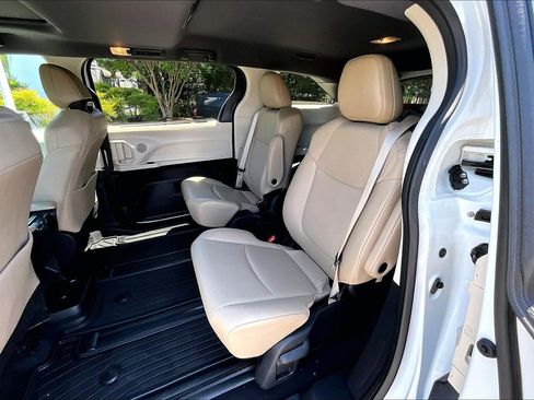 Used 2023 Toyota Sienna XLE FWD image 25