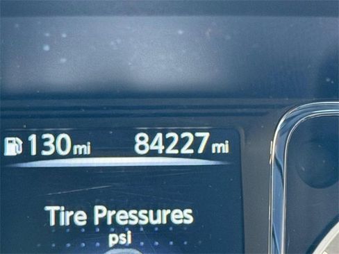 Used 2016 Nissan Titan SV image 17