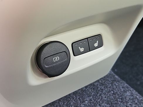 New 2026 Volvo XC40 B5 Ultra w/ Protection Package Premier image 12