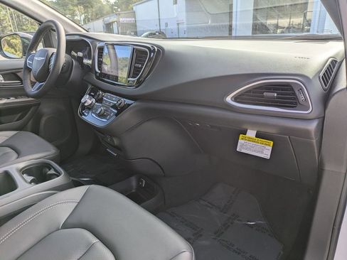 New 2026 Chrysler Voyager LX image 30