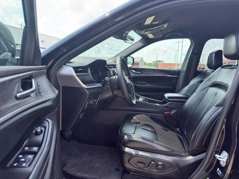 Used 2025 Jeep Grand Cherokee Limited AWD/4WD image 11