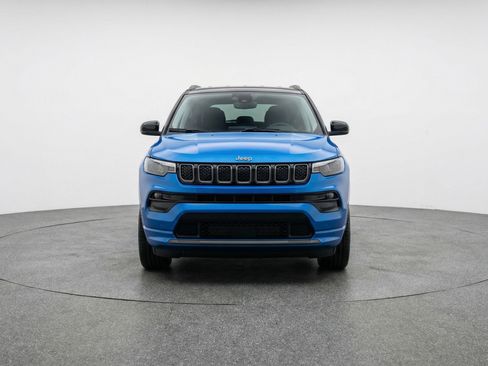 Used 2025 Jeep Compass Limited AWD/4WD image 2