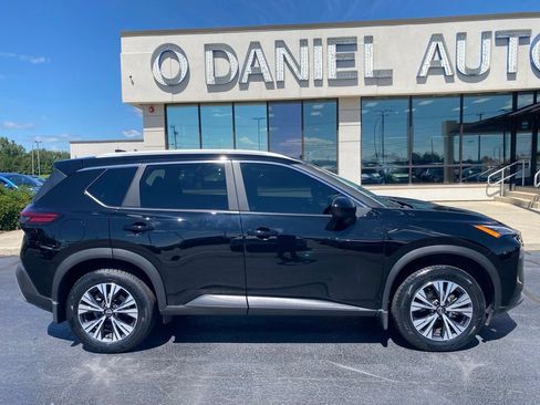 Used 2023 Nissan Rogue SV w/ SV Premium B Package FWD image 2