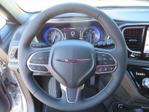 New 2026 Chrysler Pacifica Select image 17