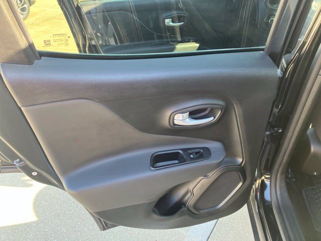 Used 2023 Jeep Renegade Latitude AWD/4WD image 21