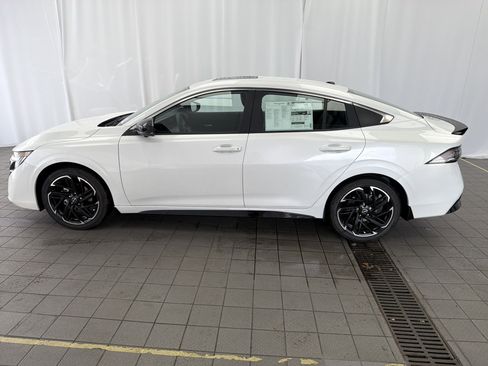 New 2026 Nissan Sentra SR w/ SR Premium Package FWD image 8