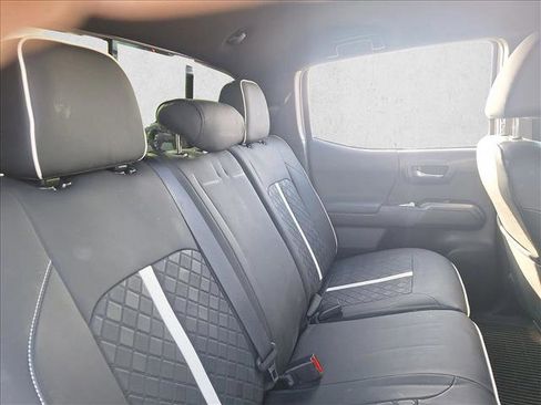 Used 2019 Toyota Tacoma TRD Sport image 17