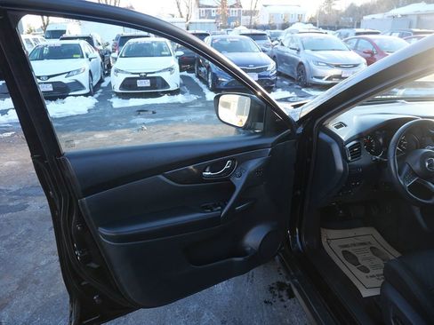 Used 2018 Nissan Rogue SV w/ Premium Package image 15