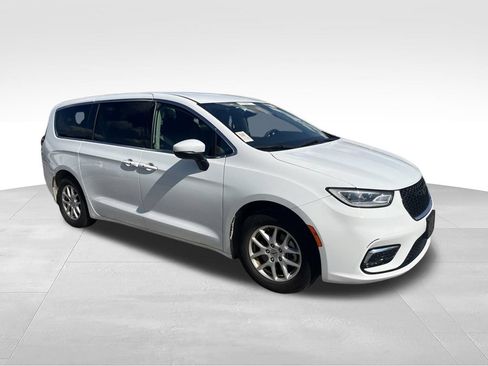 Used 2023 Chrysler Pacifica Touring-L FWD image 4