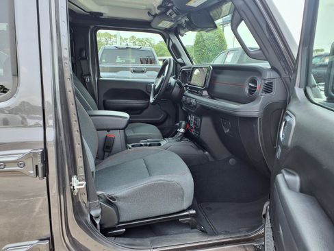 Used 2025 Jeep Wrangler Unlimited Rubicon AWD/4WD image 7
