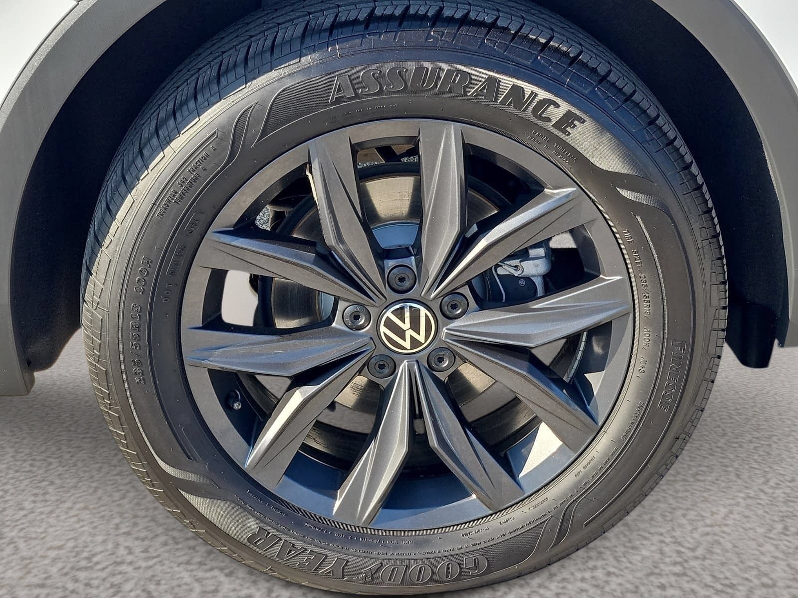 Used 2024 Volkswagen Tiguan SE w/ Panoramic Sunroof Package FWD image 8