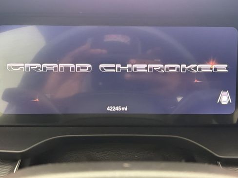 Used 2023 Jeep Grand Cherokee Altitude AWD/4WD image 23