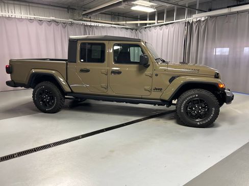 Used 2025 Jeep Gladiator Sport AWD/4WD image 8