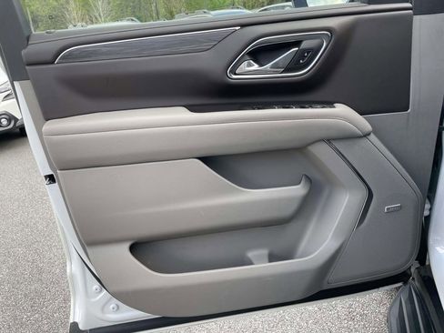 Used 2023 GMC Yukon SLT w/ SLT Luxury Package image 16