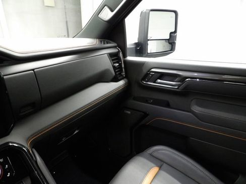 Used 2025 GMC Sierra 2500 AT4 w/ Technology Package AWD/4WD image 32