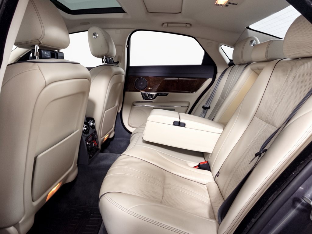 Used 2019 Jaguar XJ R-Sport RWD image 25