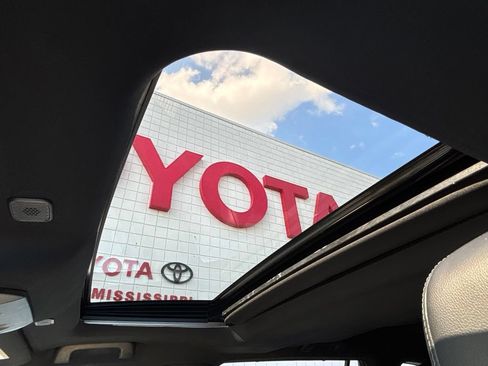 Used 2024 Toyota Highlander XSE FWD image 19