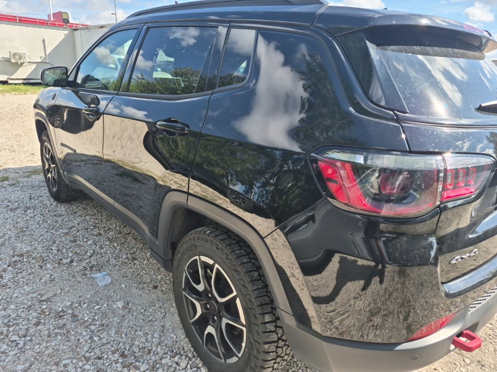 Used 2025 Jeep Compass Trailhawk AWD/4WD image 2