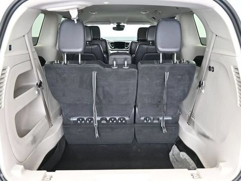 Used 2022 Chrysler Pacifica Touring-L FWD image 27
