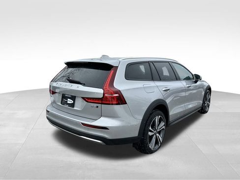 Used 2025 Volvo V60 B5 Cross Country Plus image 7