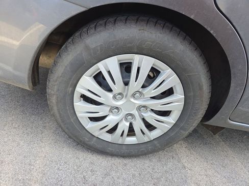 Used 2019 Nissan Versa SV image 3