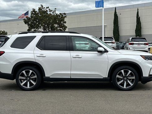 Certified 2024 Honda Pilot Touring image 3