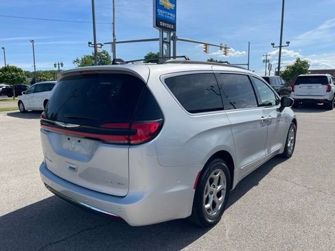 Used 2023 Chrysler Pacifica Limited FWD image 3