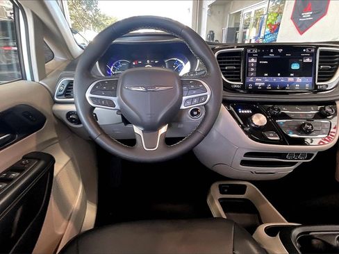 Used 2024 Chrysler Pacifica Select image 5