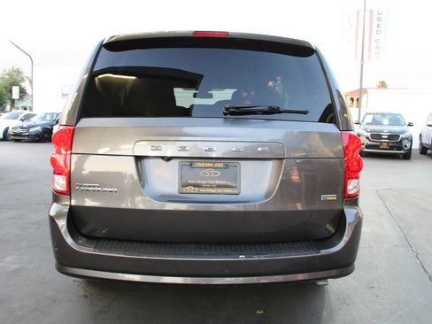 Used 2019 Dodge Grand Caravan SE FWD image 4