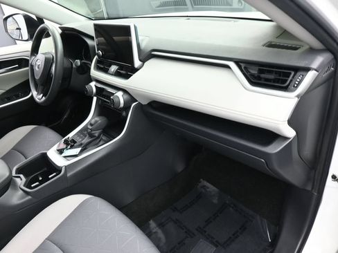 Used 2024 Toyota RAV4 XLE AWD/4WD image 40