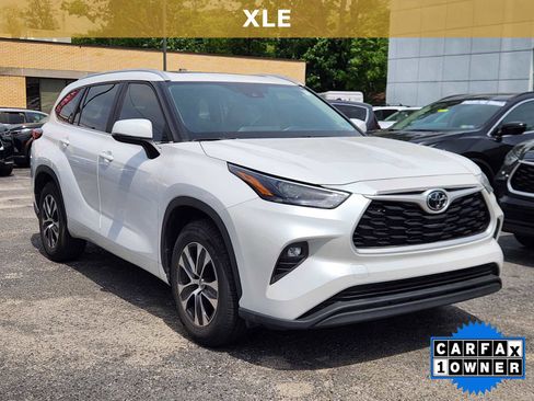 Used 2023 Toyota Highlander XLE FWD image 1