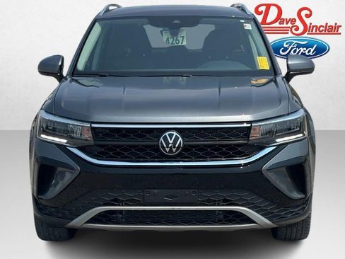 Used 2023 Volkswagen Taos SE FWD image 2