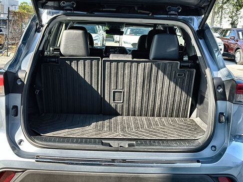 Used 2022 Toyota Highlander XLE FWD image 16