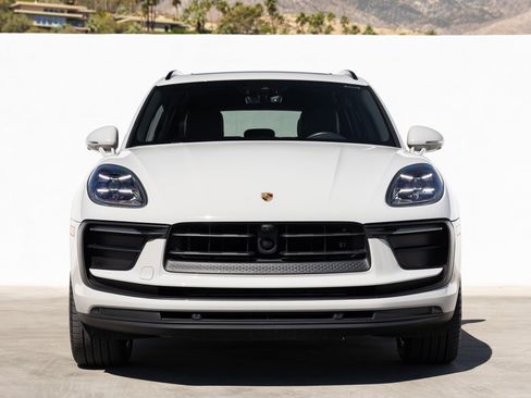 Certified 2025 Porsche Macan AWD/4WD image 10