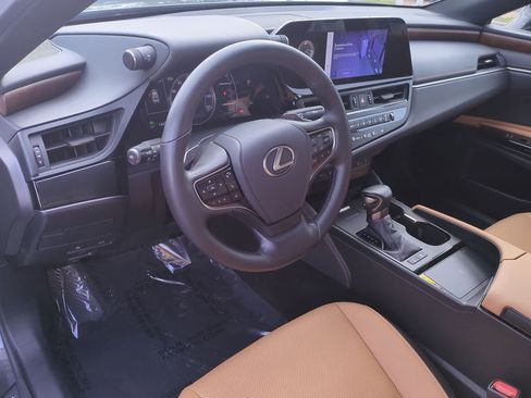 Certified 2025 Lexus ES 300h w/ Premium Package image 13