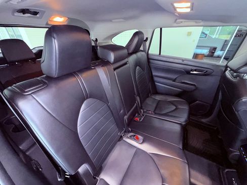 Used 2022 Toyota Highlander XLE AWD/4WD image 13