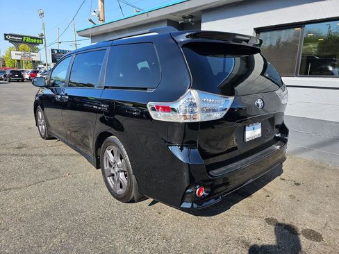 Used 2017 Toyota Sienna SE image 5