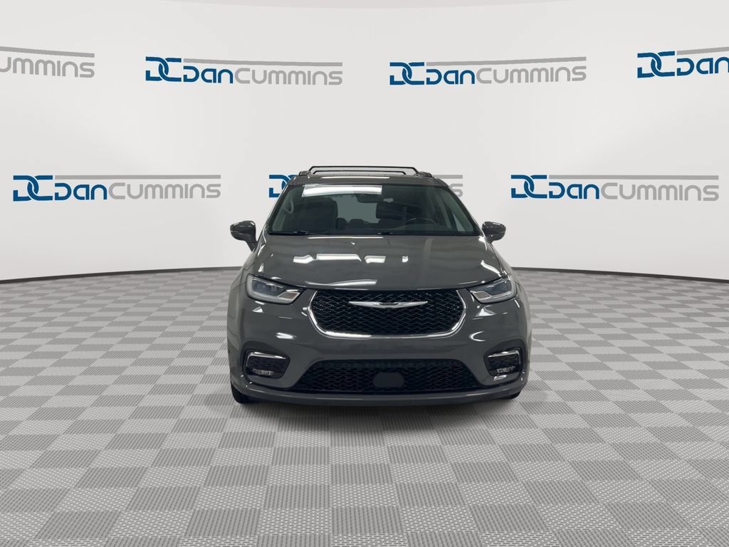 Used 2021 Chrysler Pacifica Touring w/ Uconnect Theater Family Group FWD image 3