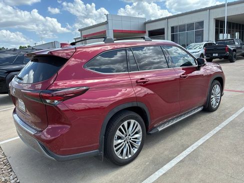 Used 2024 Toyota Highlander Platinum FWD image 2
