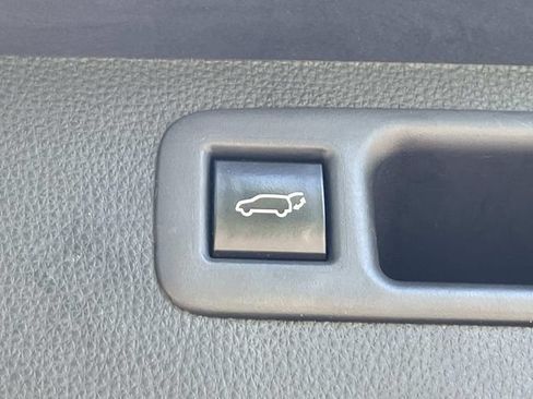 Used 2022 Toyota Highlander LE FWD image 10