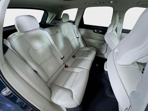 Used 2022 Volvo XC60 B5 Momentum w/ Climate Package image 28