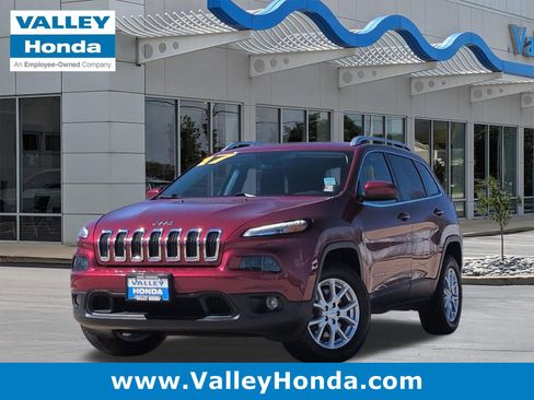 Used 2017 Jeep Cherokee Latitude w/ Cold Weather Group image 1