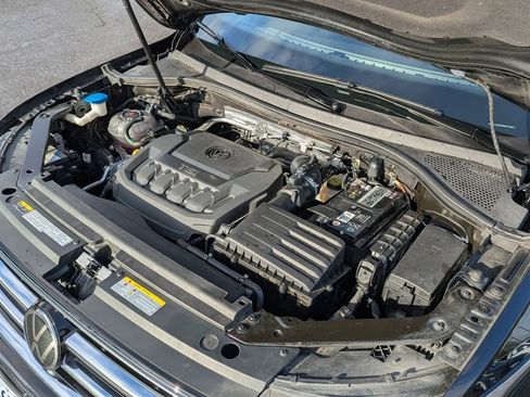 Certified 2022 Volkswagen Tiguan SEL R-Line image 39
